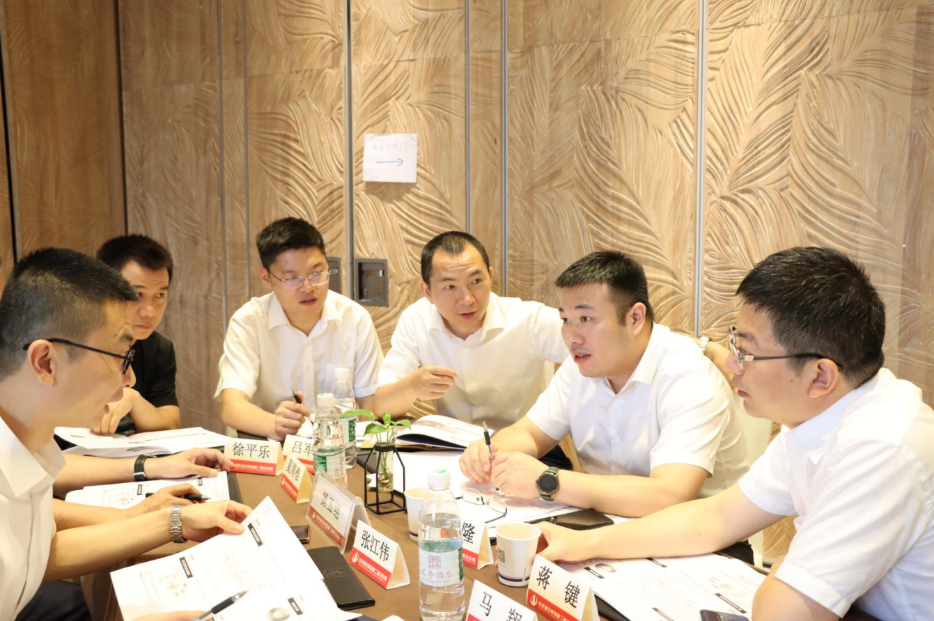 2021年6月25日-26日，wnsr威尼斯二建组织开展了2021年中高层主管执行力培训。本次培训特邀清华、北大、上海交大总裁班讲师，中国企业家协会特聘高级讲师许晋老师进行授课。