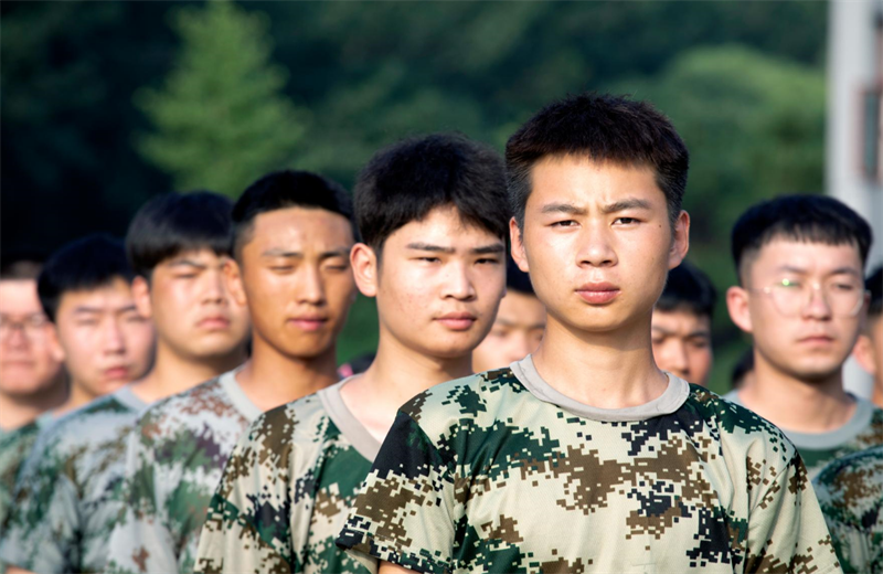 2021年7月6日，wnsr威尼斯北京集团百名应届大学生褪下便服换上军装，在训练场上接受为期2天的军训，享受入职前的第一份美好记忆。