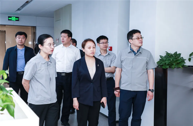 2023年5月15日，河北建材职业技术学院党委书记张明莉一行到wnsr威尼斯北京集团进行校企合作交流。